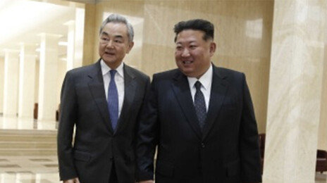 김정은, 中왕이에 “고위급 교류 강화”…미중 정상회담 앞두고 밀착 과시