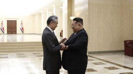 김정은, 왕이 만나 “전략소통 강화”… 美中 정상회담앞 밀착 과시