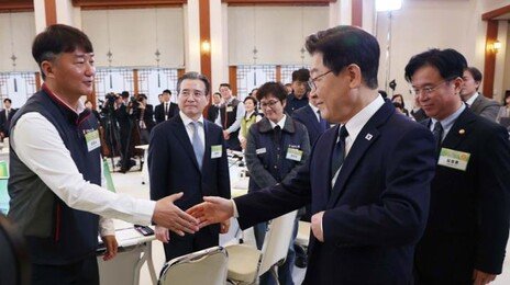 [사설]“소상공인 단결권” “자발적 실업수당”… 부작용 눈감으면 非실용