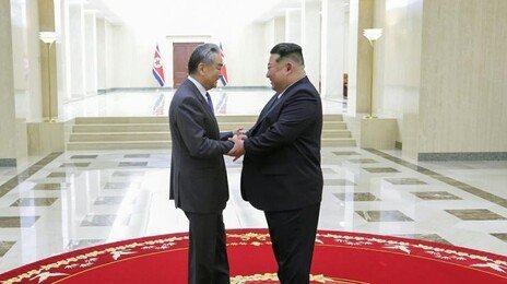 김정은, 中 왕이 부장 접견…‘북중 협력 관계 강화’ 재확인