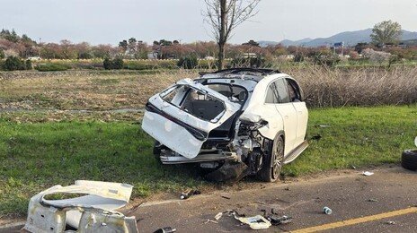 경주서 가드레일 들이받고 추락한 車…4명 사망