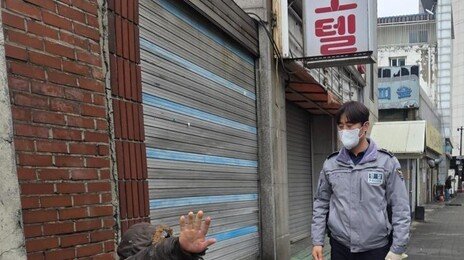 ‘다리 괴사’ 20년 장기실종자 구조한 경찰 “관내서 방치할 수 없어”
