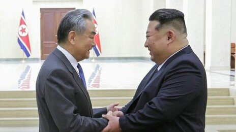 김정은, 中 왕이 만나 “공평하고 정의로운 세계 건설 지지