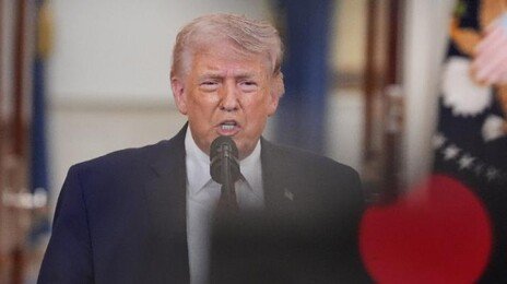 더 꼬이는 호르무즈… 트럼프 “이란에 통행료 낸 선박 수색-차단”