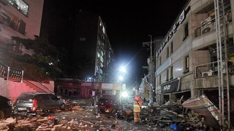 “폭탄 떨어진줄” 청주서 가스 폭발…차 뒤집히고 10명 부상