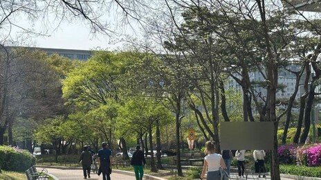 4월에 28도?…때 이른 초여름 더위에 ‘민소매·에어컨’ 찾는 시민들