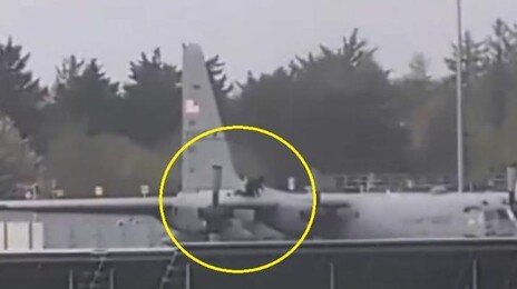 1100억짜리 美공군기를 도끼로 ‘퍽퍽’…아일랜드 공항 침입자 체포