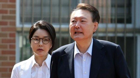 법정서 33분 마주한 윤석열·김건희…눈 마주친 건 잠깐뿐