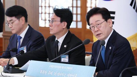 李대통령 “첨단 산업 분야는 네거티브 규제로 전환 필요”