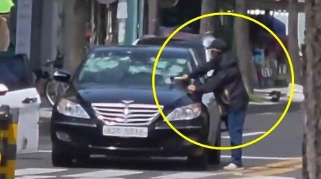 다른 남성과 차 탄 아내…남편 격분해 망치로 ‘쾅’
