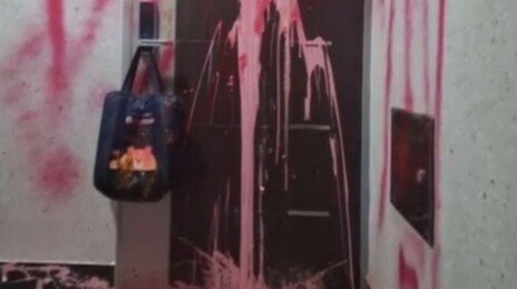 현관문에 빨간색 래커칠에 퇴비까지…‘보복테러 특공대’ 잡았다