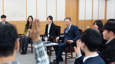 MZ 직원들에 폰 번호 뿌린 정성호 법무장관 “언제든 의견 보내달라”