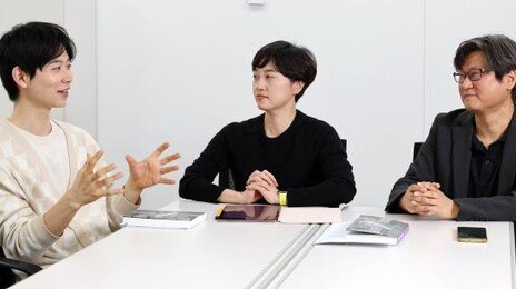 “시인이 쓴 글 모두 학습한 AI, 시 창작 넘어 시인 정체성까지 창조”