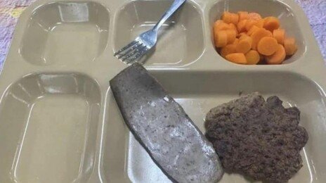 최강 해군이라더니…美항모 식단, 오래된 가공육에 당근 조각들