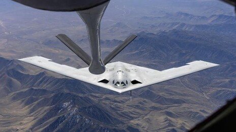 ‘침묵의 암살자’ 후계자 ‘B-21’ 공개…中 견제 핵심 전략 자산 부상