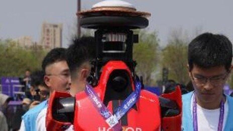 中 로봇, 하프마라톤서 인간 뛰어넘어…21km 구간 50분대 완주