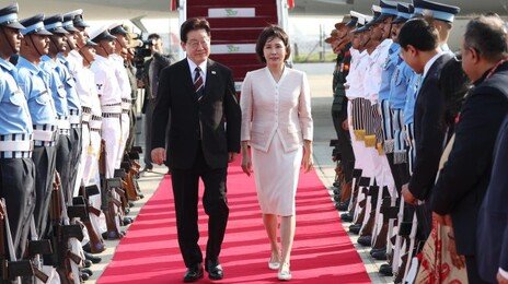인도·베트남 국빈방문 金여사의 한복-투피스 ‘패션 외교’