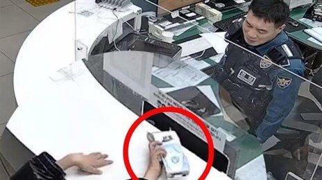 “저 기억하시나요?”…사진 찍어준 경찰관 잊지 못한 아이의 선물