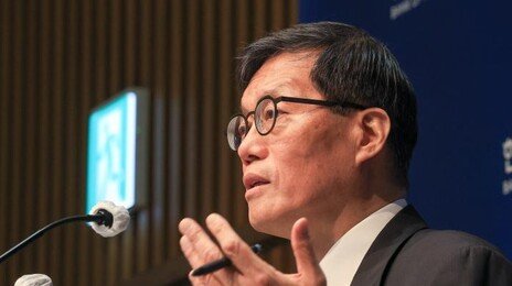 떠나는 이창용 “금리·외환개입만으로 환율 못 잡아…제도 개선 없으면 부작용”