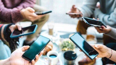 “SNS 많이 할수록 인간관계 넓어진다?”…오히려 더 외로워지는 이유