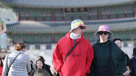 반팔 입다 외투 챙겨… 역대 가장 늦은 한파특보
