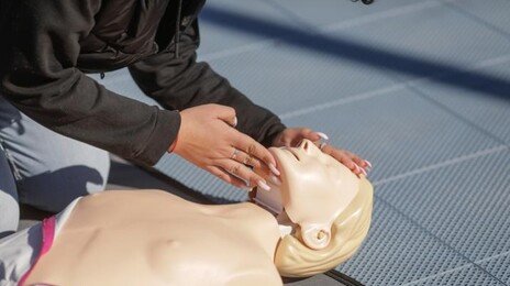 13세 아들이 심정지 아빠 구했다…“119 안내 따라 CPR”