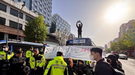 전장연, 출근길 버스지붕 위 올라가 시위