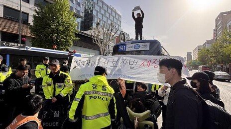 전장연, 출근길 버스지붕 위 시위… 도심 교통 일시 마비