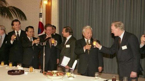 [사설]OECD 가입 30년… 12년째 넘지 못한 4만 달러 벽