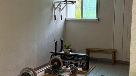 아파트 공용복도를 개인 헬스장처럼…벽에 풀업 장비까지 박아