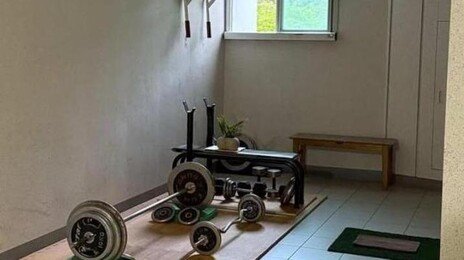 아파트 공용복도를 개인 헬스장처럼…벽에 풀업 장비까지 박아
