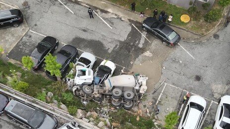 레미콘이 아파트 옹벽 들이받고 추락…주차장 차들 ‘날벼락’