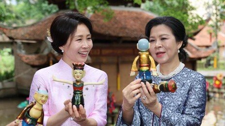 아오자이 입은 김혜경 여사에 “베트남 소녀 같다”…한·베 여사 화기애애