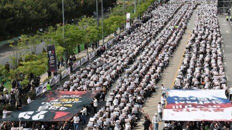 삼성전자 노조 “성과급 45조 달라” 집회… 뿔난 주주들 맞불 시위