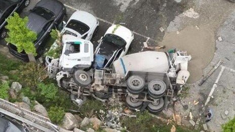 아파트 담벼락 뚫고 5m 추락한 레미콘…차량 8대 피해