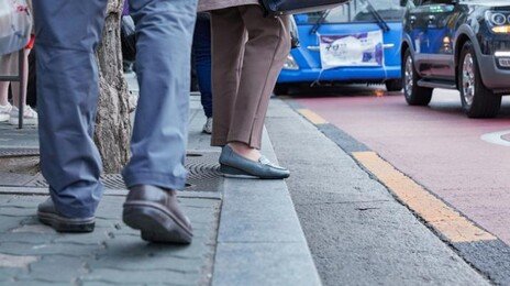 “왜 등이 뜨겁지?” 버스 기다리다 날벼락…女등에 ‘접착제’ 테러