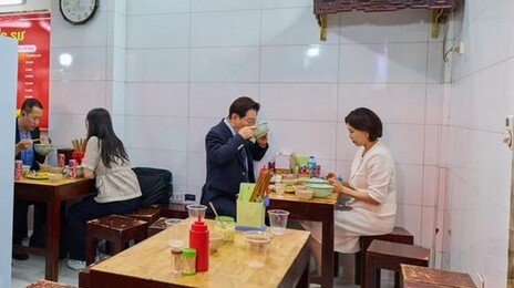 李대통령, 베트남 국민에 “신짜오”…쌀국수 맛본 뒤 한 말은