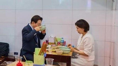 李대통령, 베트남 국민에 “신짜오”…쌀국수 맛본 뒤 한 말은