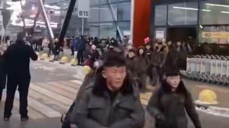 모스크바 공항에 나타난 북한 청년들