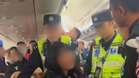 “왜 중국어 못하냐” 中승객, 승무원에 고성 난동…항공기 지연