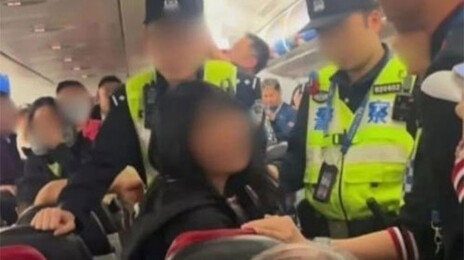 “왜 중국어 못하냐” 中승객, 승무원에 고성 난동…항공기 지연