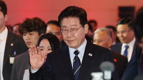 李 “혼자 잘 살면 뭔 재민겨? 같이 살자”…주사기 매점매석 저격