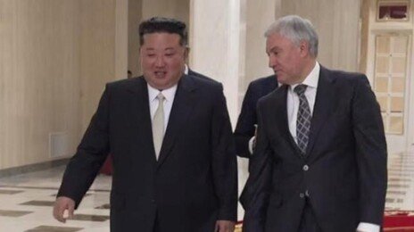 김정은 만난 러 국방장관 “군사협력 격상 5개년 계획 체결 준비”