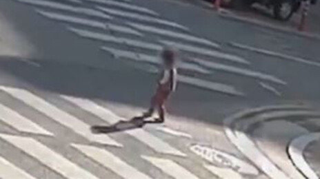 맨발로 도로 한복판 나온 두 살배기…무사히 엄마 품으로