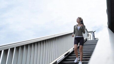 “계단 내려가기, 오르기보다 더 효과적”…운동 ‘상식’ 흔들렸다