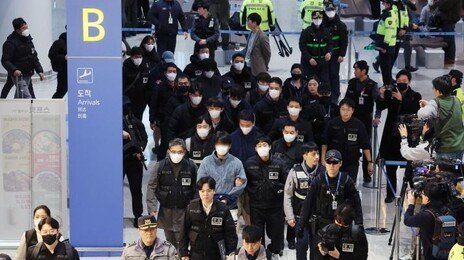 ‘송민호파’ ‘크리스파’ 57명 캄보디아서 송환…사기 피해액 539억