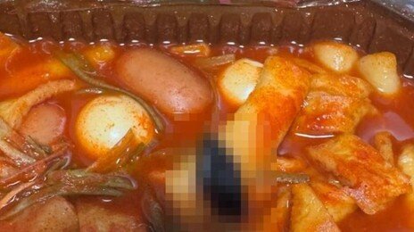배달 떡볶이에 푹 익은 바퀴벌레가…‘부분 환불’ 논란에 본사 사과