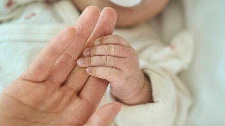 美여객기 착륙 30분 전 승객 기내 출산…“신발끈으로 탯줄 묶어”