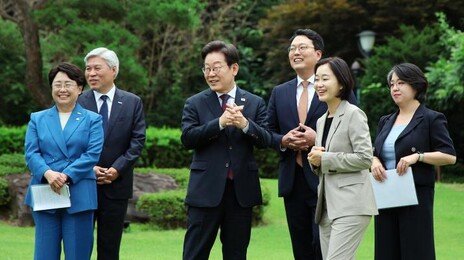 李, 비교섭단체·무소속 의원 초청 오찬…靑 “포용적 소통 행보”