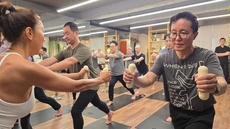 ‘뻣뻣’ 중년 남성, 우아하게 ‘쭉쭉’ 뻗으며 거북목 편다